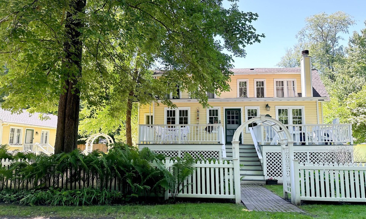New Buffalo House | Charming 8 Bedroom Home And Coach House ~ Great for Summer Getaways!