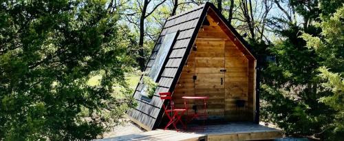Allen County House | Charming A-Frame Cabin Experience with Campfire Vibes in Humboldt, Kansas