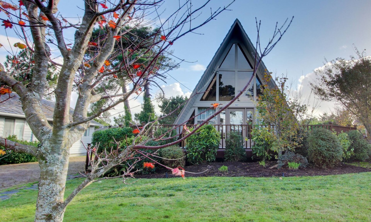 Gearhart House | Charming A-Frame with Entertainment, Free WiFi - Easy Beach & Golf Access