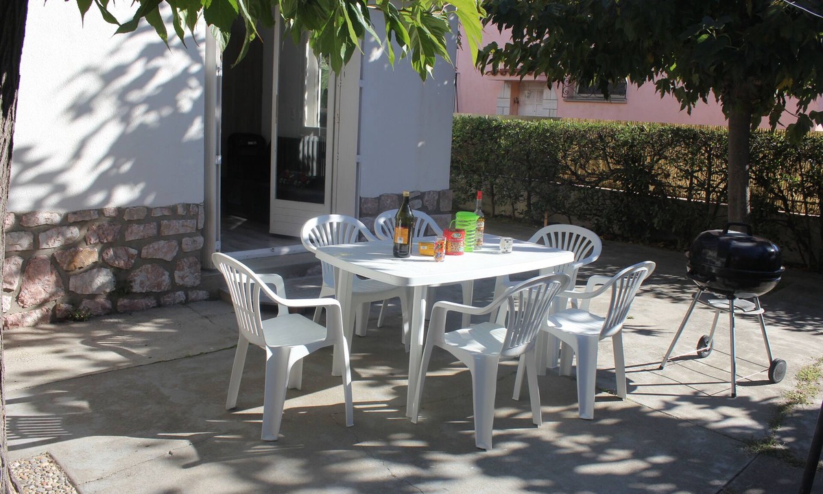 La Jetee Villa | Charming air-conditioned T3, garden and parking, beach & restaurants within walking distance.