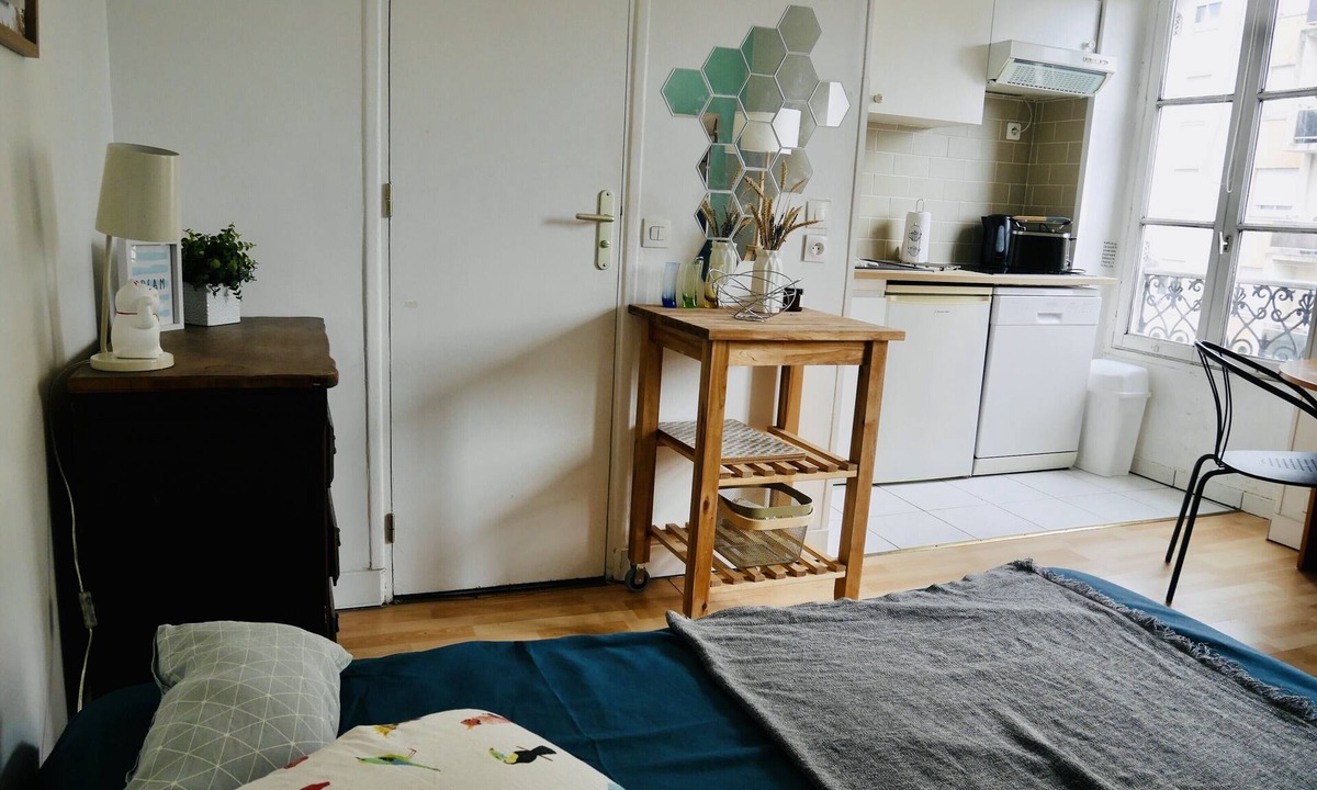Pantin Apartment | Charming and bright studio, métro on the corner