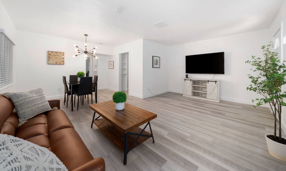 Woodlake House | CHARMING AND MODERN 2BD BUNGALOW IN SAC