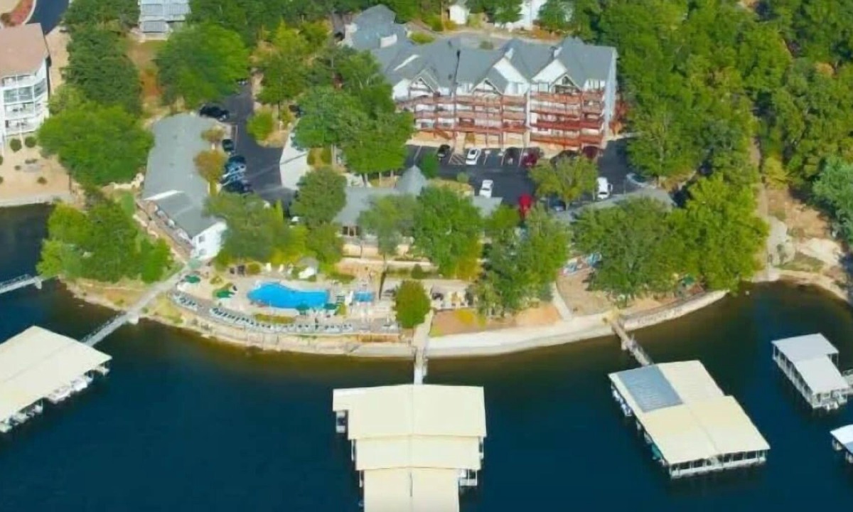 Osage Beach Villa | Charming and Sophisticated Master Suite