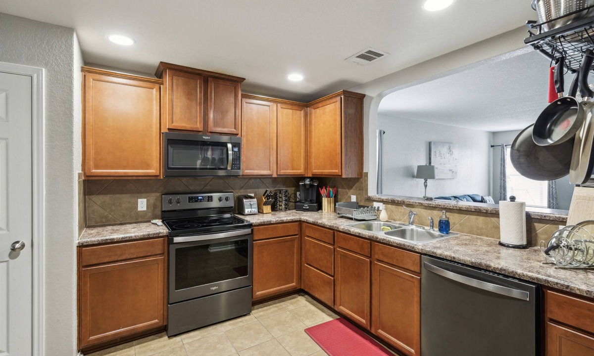 San Antonio House | Charming and Spacious 4BR 2.5 BA Hideaway
