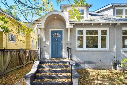 Stevens House | Charming and Spacious Seattle 3B3B Townhome