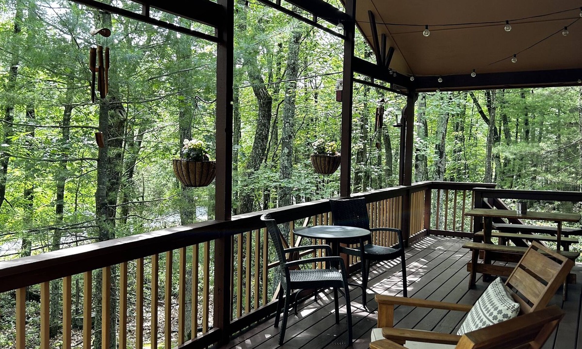 Hawley Ski Chalet | Charming and Tranquil Poconos Chalet in Lake Community