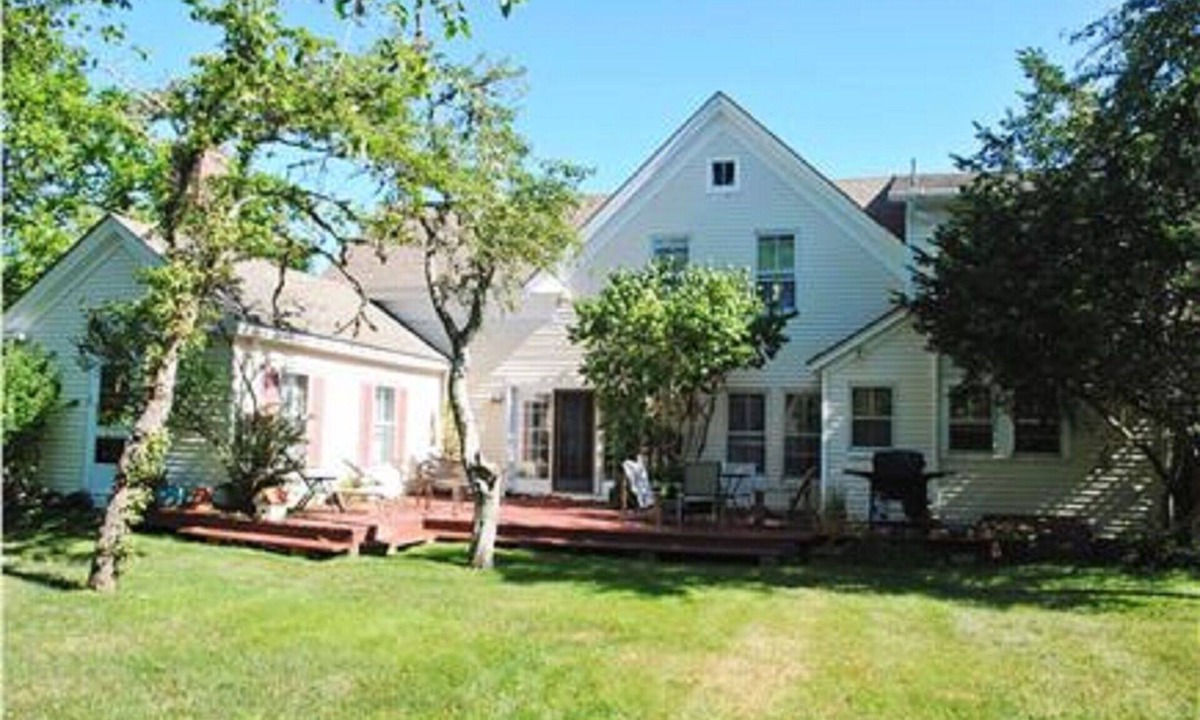 Harwich Center House | Charming antique Cape house