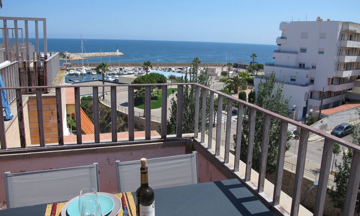 Costa Dorada Apartment | Charming apartment with large terrace and harbor view