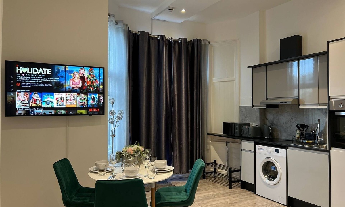 Ealing Broadway Apartment | Charming Apartment in West Ealing, free parking