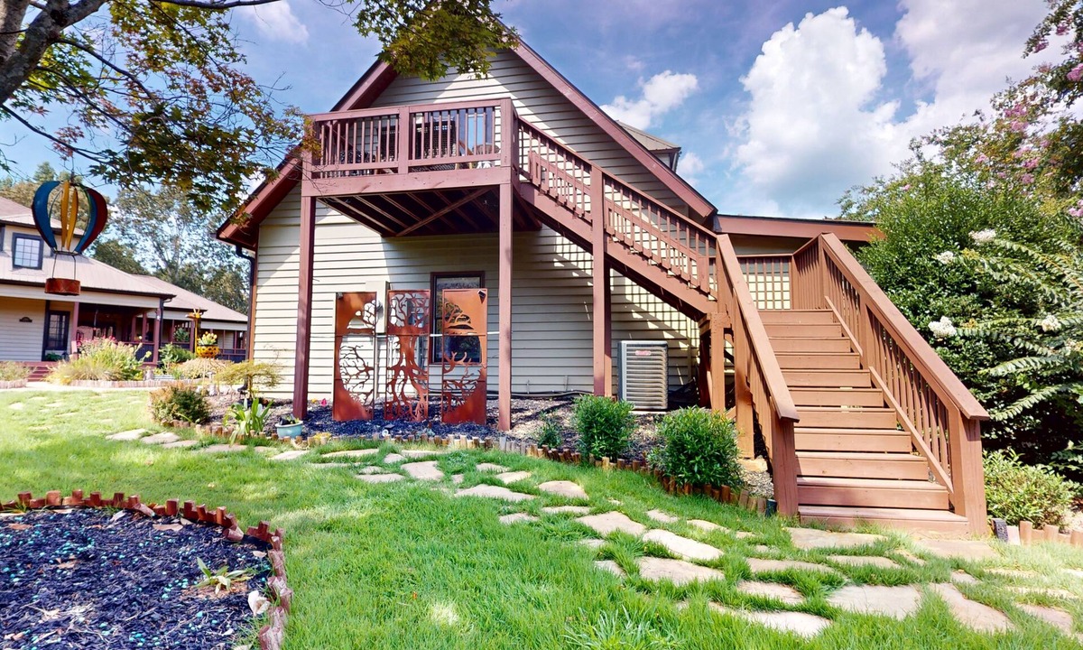 Talking Rock Apartment | Charming apartment with access to shared infinity pool, hot tub & private deck