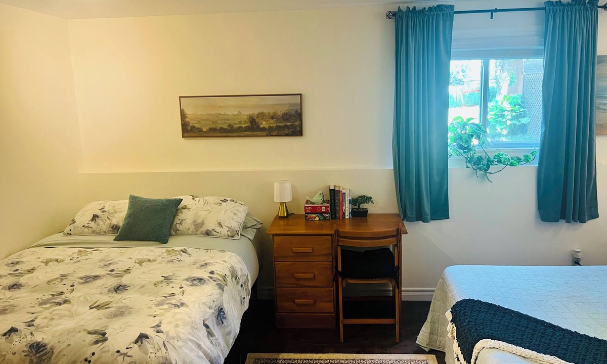 Wheatley Apartment | Charming apartment Walk to Beach & Marina Spacious Bedroom