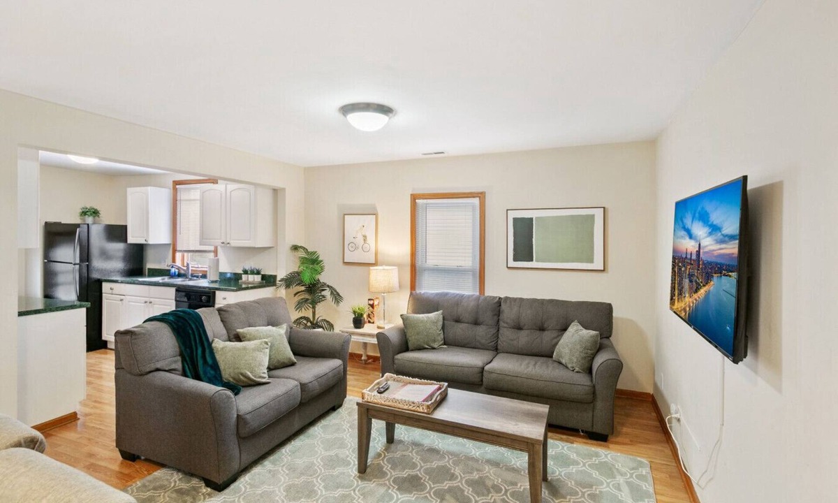 Libertyville Apartment | Charming apt in DT Libertyville - Near Naval Base