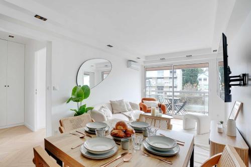 Suresnes Apartment | Charming Apt with AC & balcony