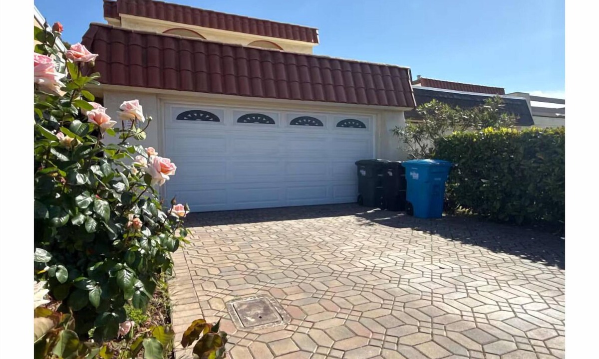 East San Mateo House | Charming Arts & Music Executive Home 3BD 2.5BA
