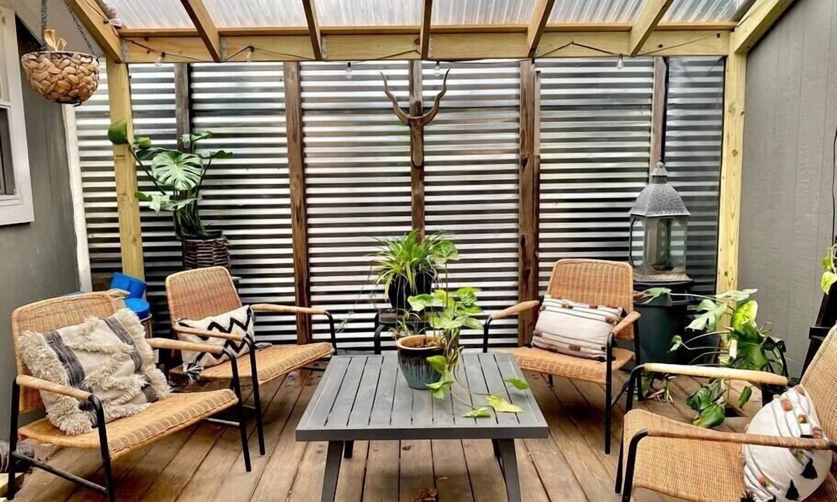 Govalle Cottage | Charming Back House . Free Bikes . Tesla Charger