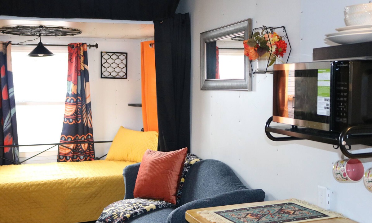 Oak Hill Apartment | Charming Backyard Studio/Tiny Home in beautiful Jacksonville/OP