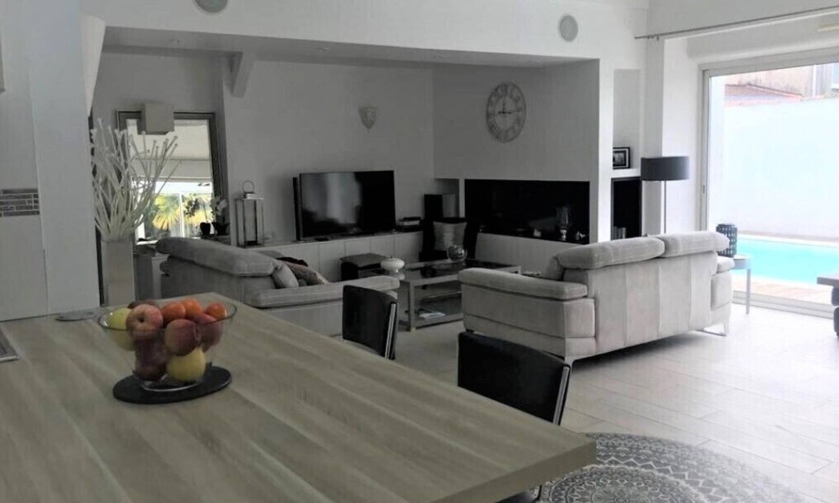 La Roche-sur-Yon House | CHARMING BARN 240 m2 in town / SWIMMING POOL / 9 pers.