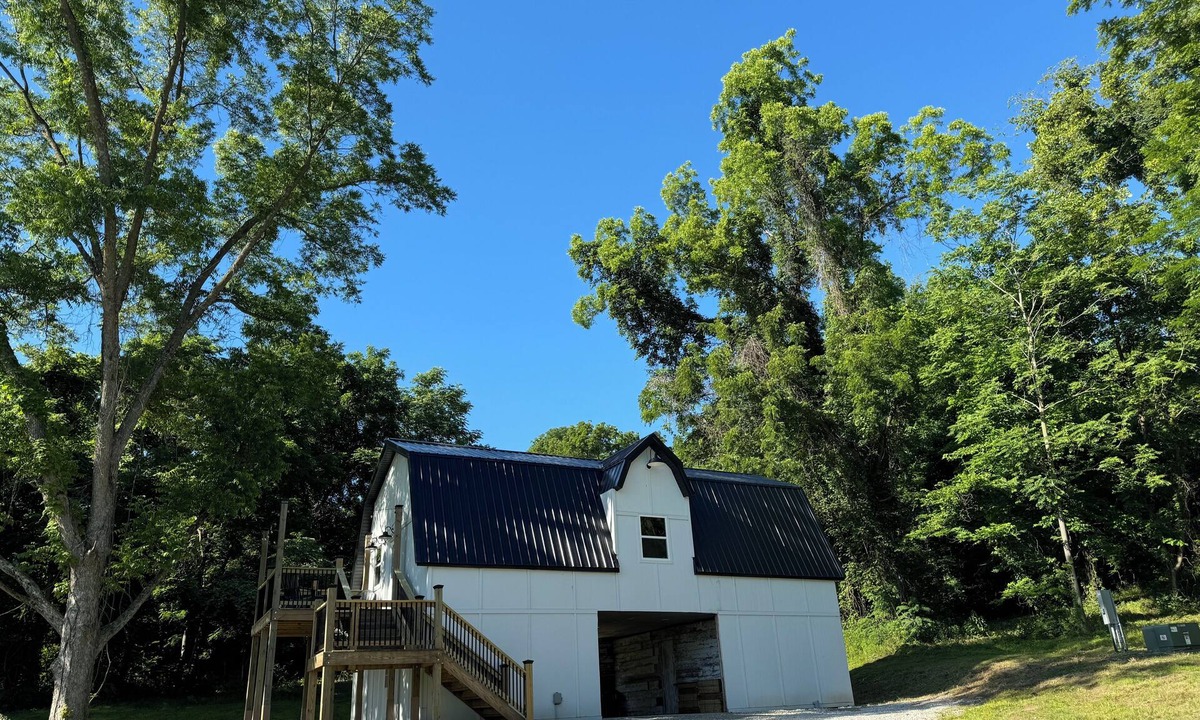 Glasgow House | Charming barn in Glasgow, modern amenities, private setting close to downtown