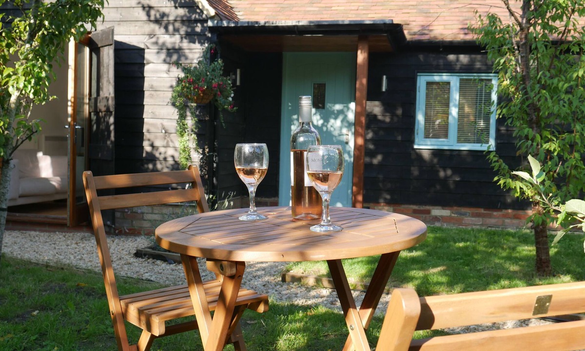 Watlington House | Charming barn situated it's own little orchard