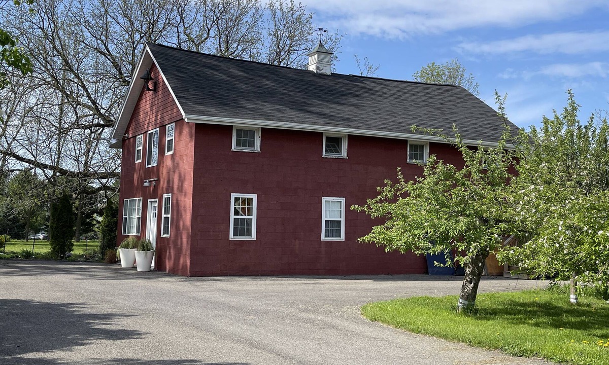 Trumansburg Apartment | Charming Barn Studio - Sleeps 4