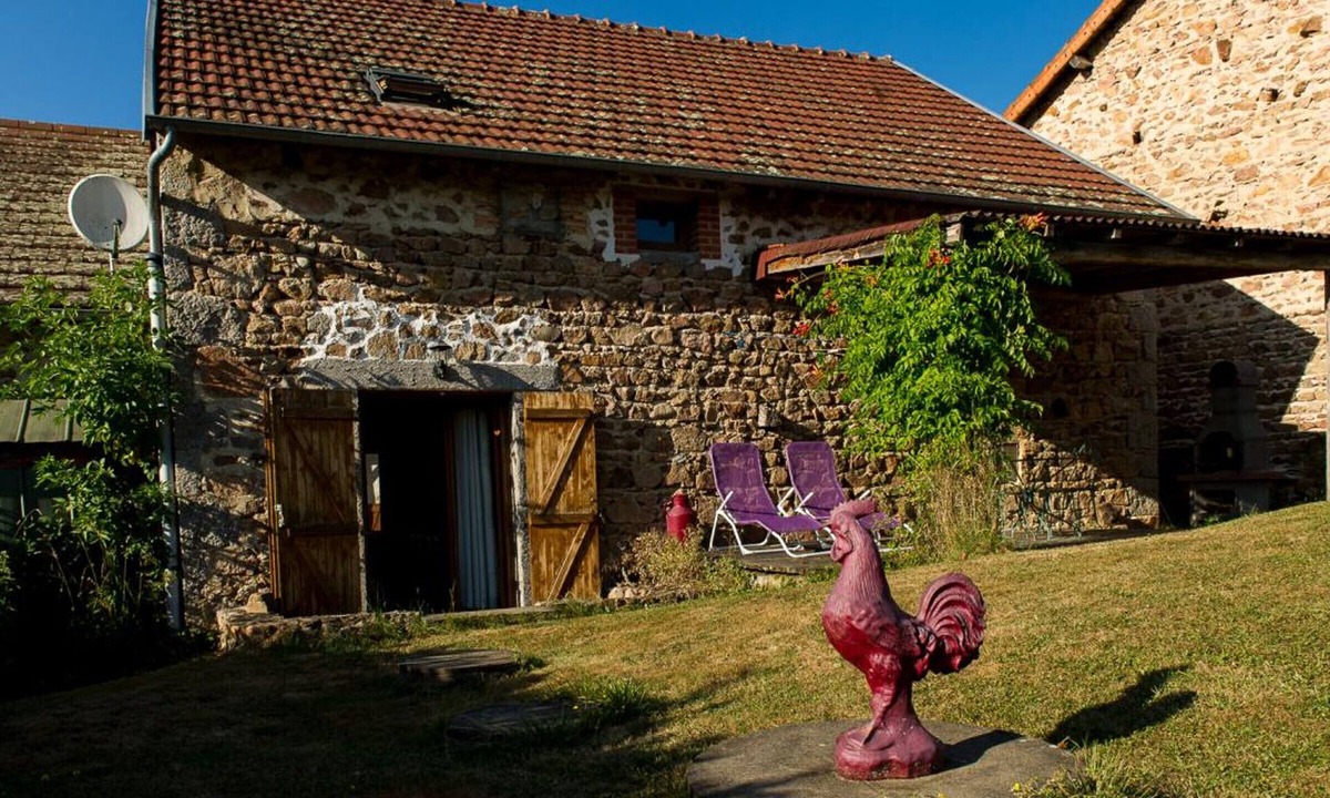 Chatel-Montagne Cottage | Charming Barn with Garden and Pets Allowed