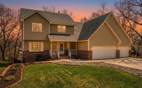North Saint Paul Apartment | Charming Basement Stay with Workspace AC & Fire Pit