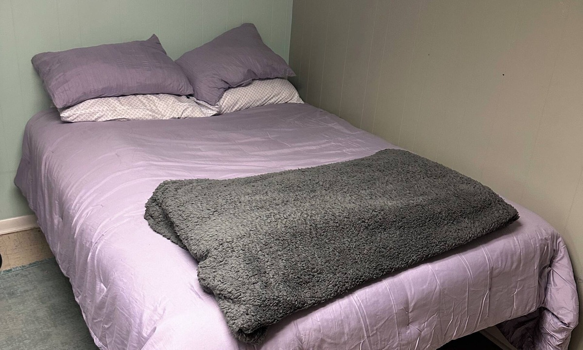 South Kansas City House | Charming basement Room 1-bedroom house with AC in Kansas City