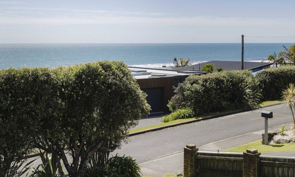 Oakura Villa | Charming Beach Bach with Ocean Views