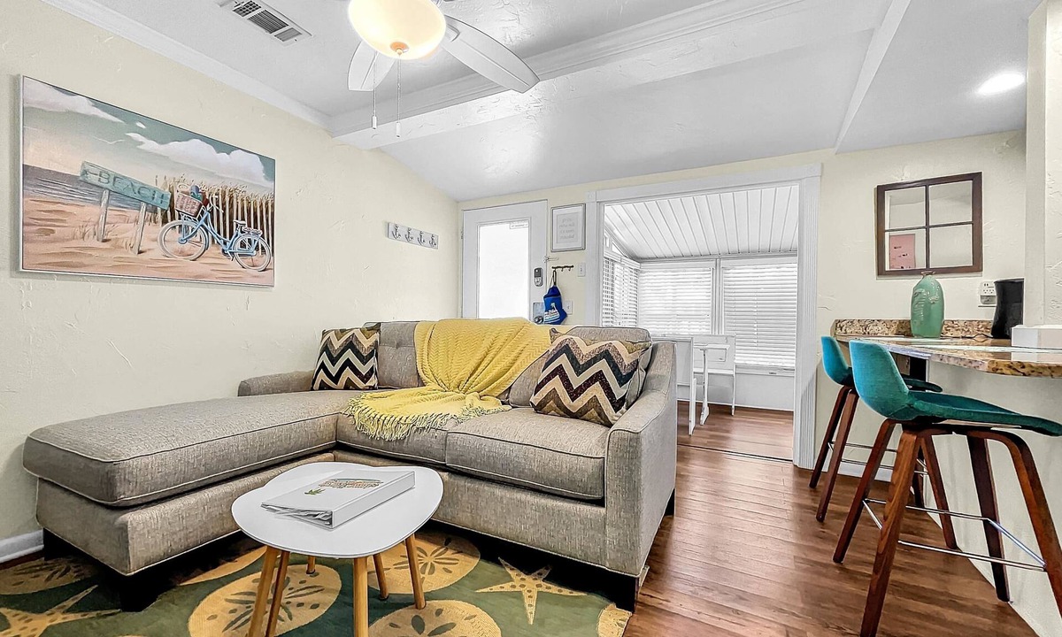 Bradenton Beach Apartment | Charming Beach Rental Walk 2 Beach & Bridge St