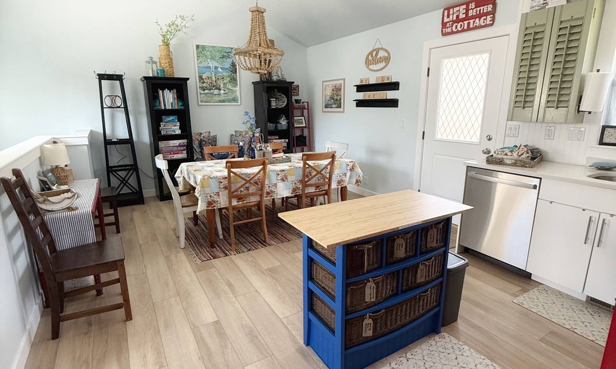 Farmington Cottage | Charming Beach-Themed Cottage LAGOON, Skiing & Western Sports Park