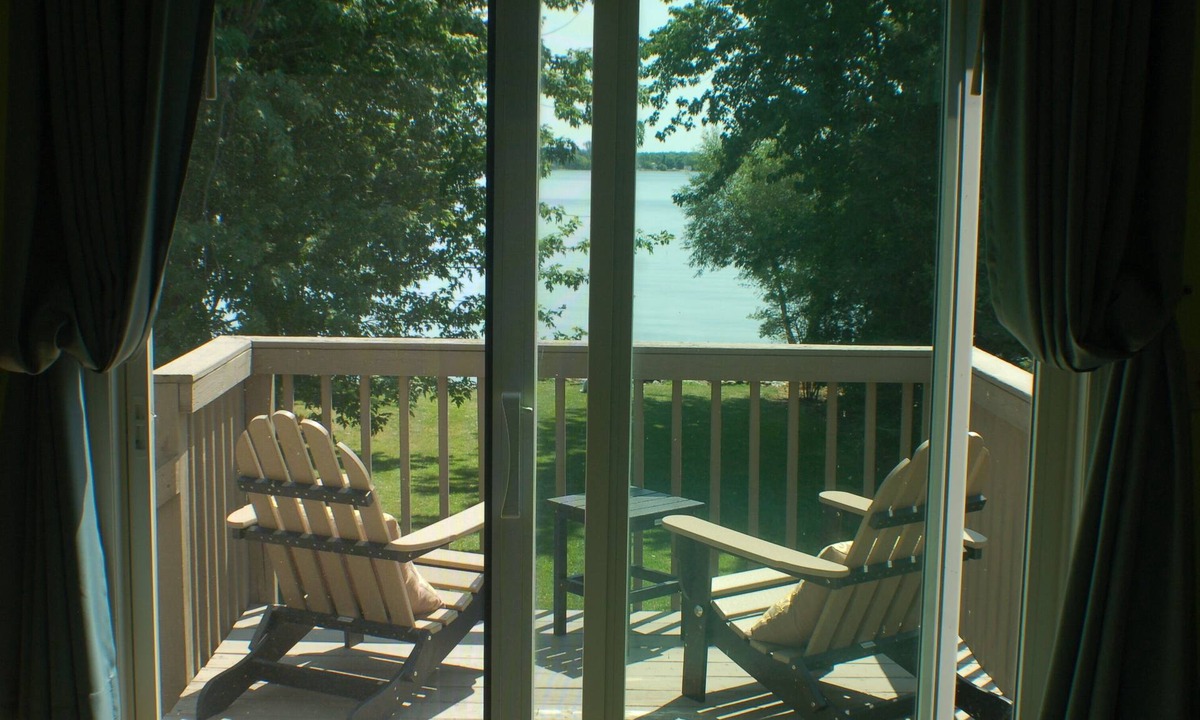 Three Mile Bay House | Charming beachfront cottage in Point Peninsula