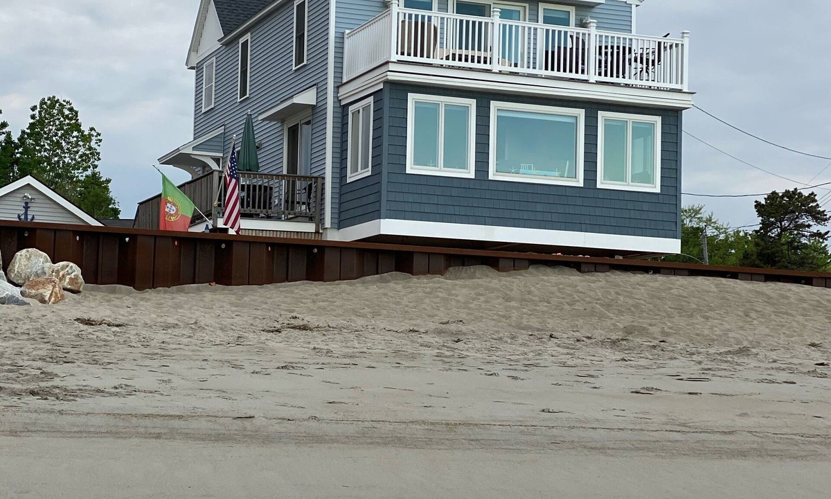 Camp Ellis House | Charming Beachfront House