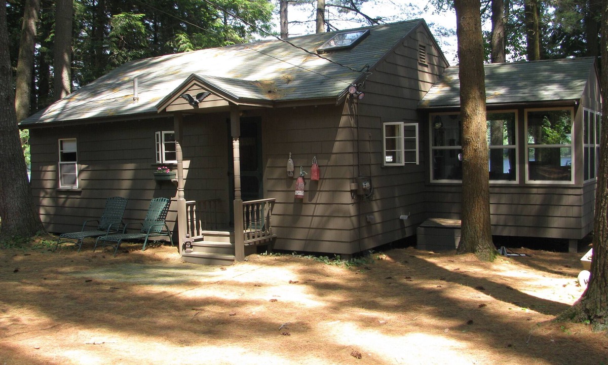 Hartford Cottage | Charming Bear Pond Cottage