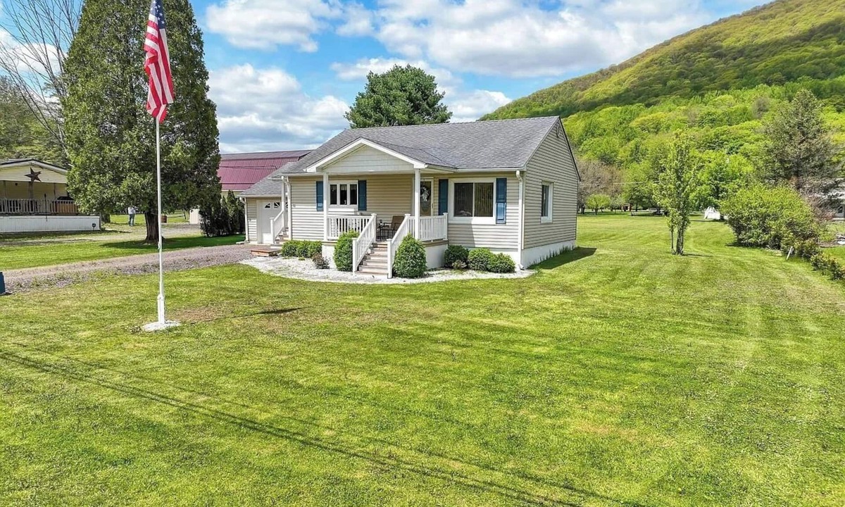 Benton House | Charming Bed & Breakfast Cottage in the Mountains