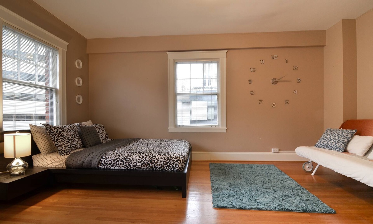 Belltown Condo | Charming Belltown Corner Studio