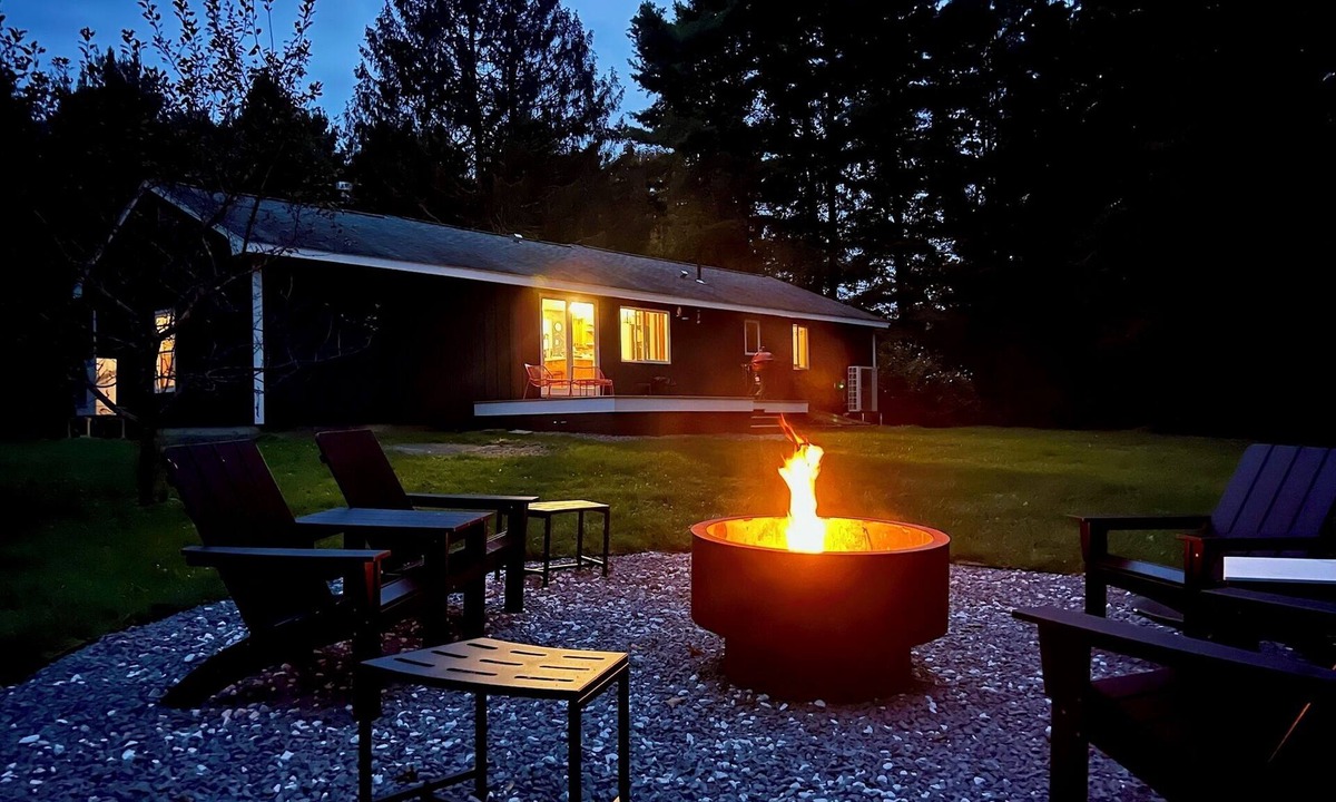 Egremont House | Charming Berkshire Bungalow: Deck, Firepit, Stargazing