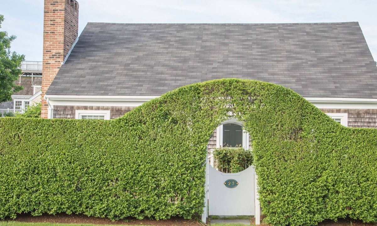 Brant Point House | Charming Brant Point 4 bedroom cottage with deck and private yard
