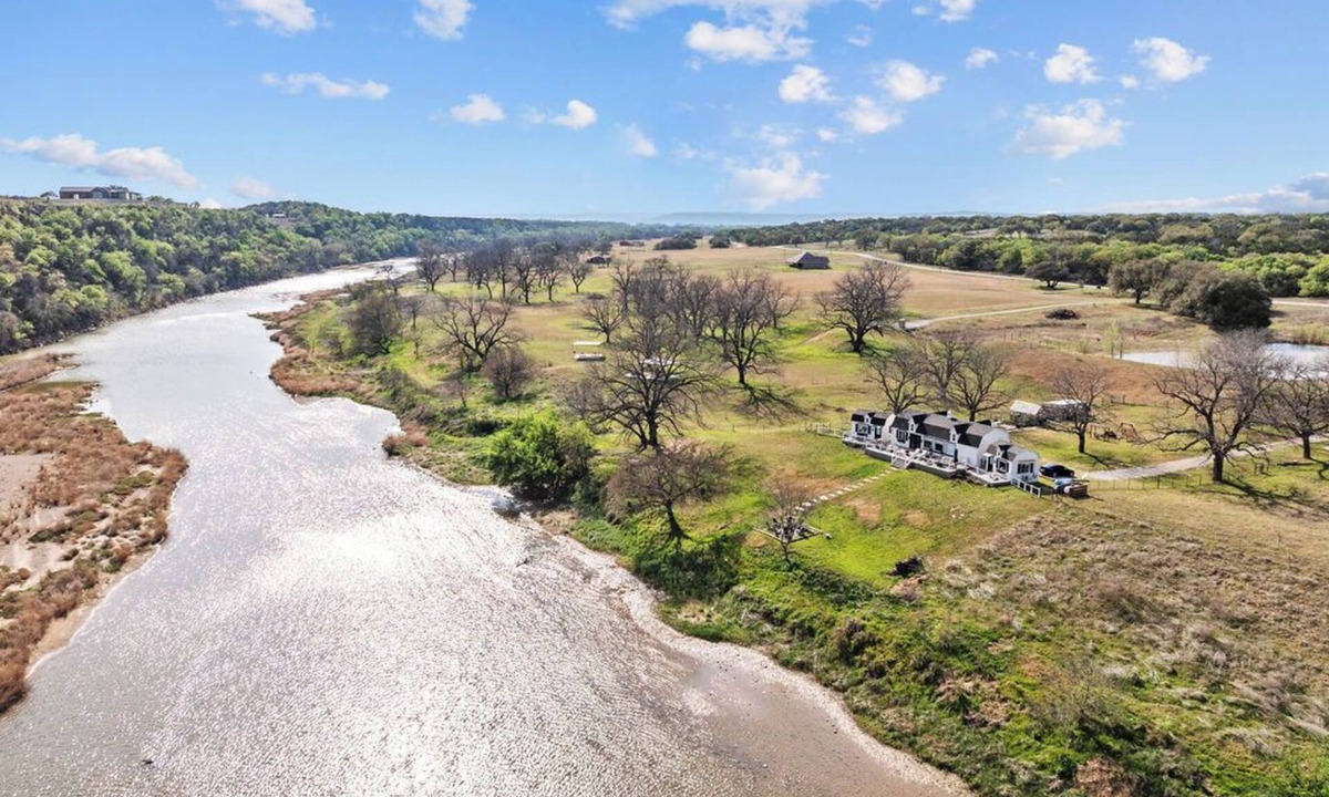 Mineral Wells Cottage | Charming Brazos River Front Cottage perfect for Stargazing, Tranquil and Private