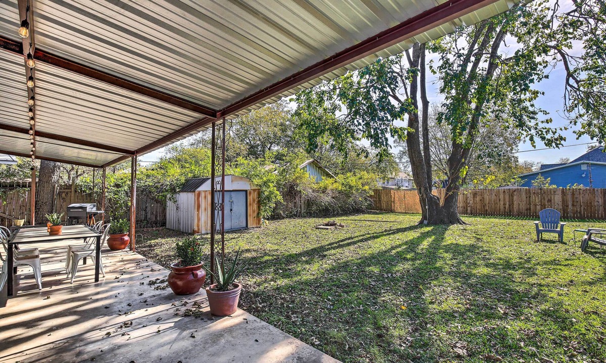 Riverside House | Charming bright 1920s bungalow 4 mi to the Alamo