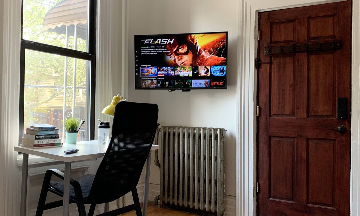 The Heights Apartment | Charming Bright Apartment, Parking, 20 mins to NYC