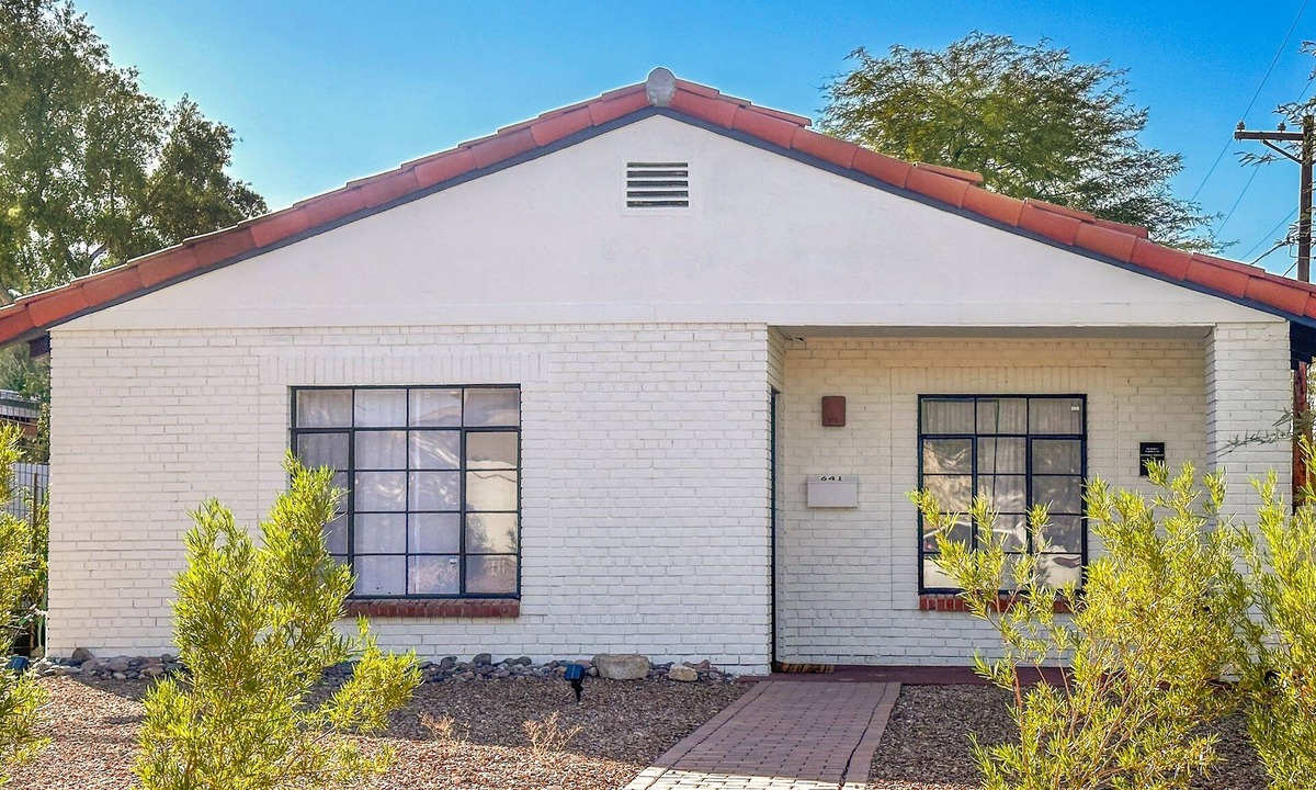 Sam Hughes House | Charming & bright bungalow w/patio, yard, close to downtown shops, dogs ok