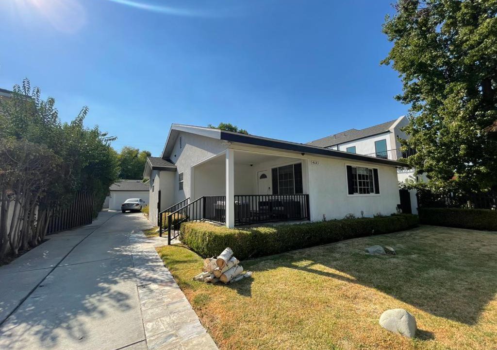 Sherman Oaks House | Charming Bright Traditional Home in Sherman Oaks