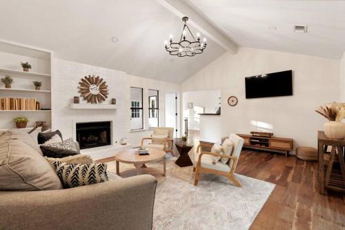 Round Rock House | Charming & Bright W Lounging Pool and Hot Tub