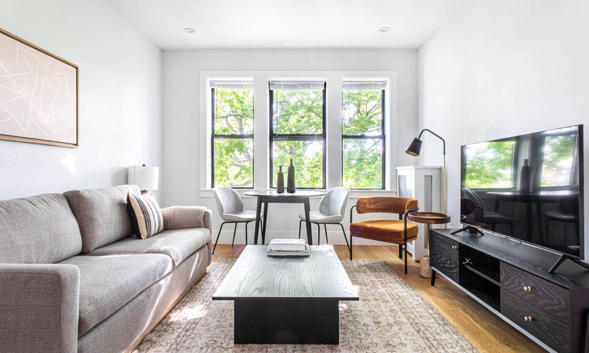 Brighton Apartment | Charming Brighton 2BR w W/D, by Restaurants & Shops by Blueground