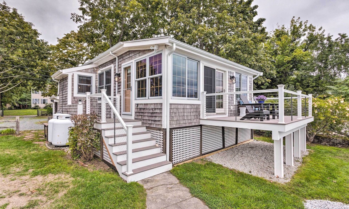 Bristol Cottage | Charming Bristol Cottage w/Private Beach!