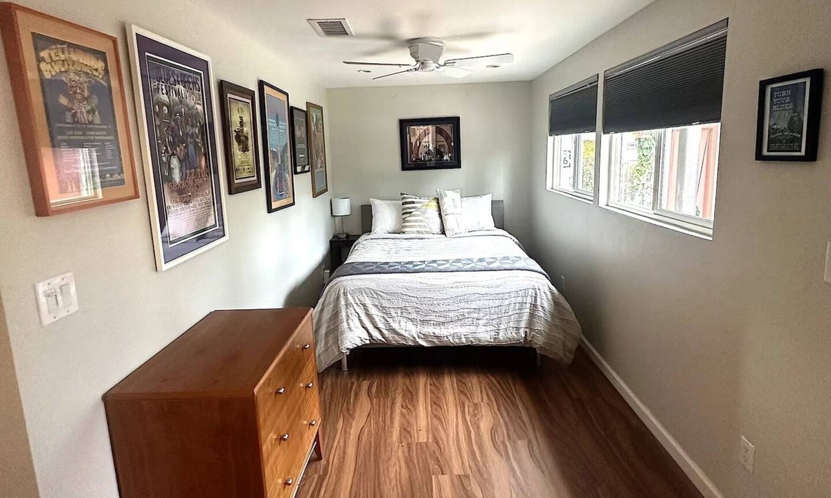 Southside House | Charming Bungalow - 2 blocks from Downtown, steam shower & SONOS sound system