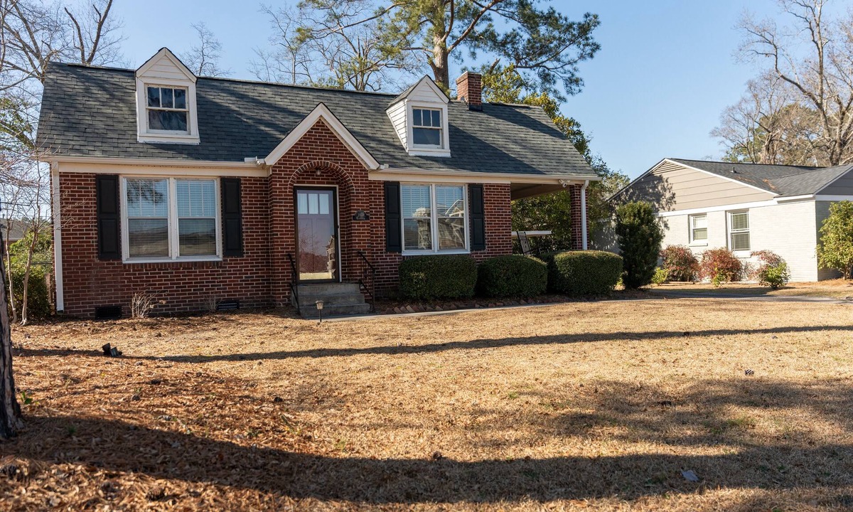 Forest Acres House | Charming Bungalow, King Bed, 5min to Ft. Jackson and Downtown