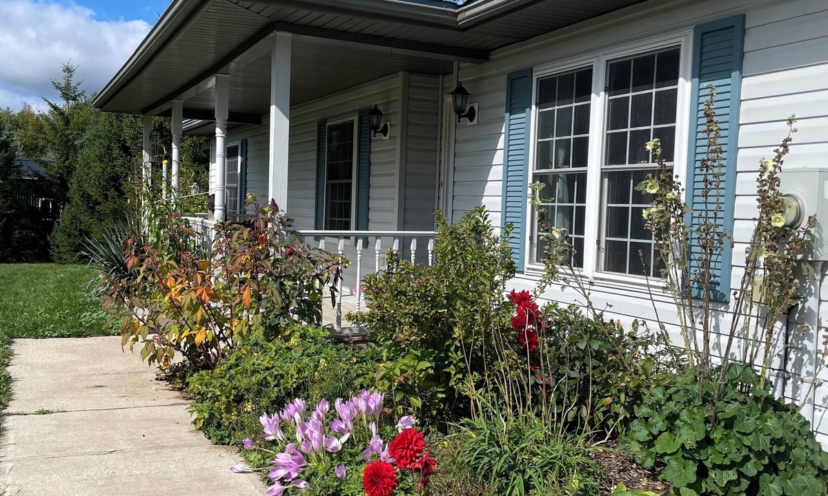 Markdale House | Charming bungalow on 4.5acres, trails, lakes and more near Markdale