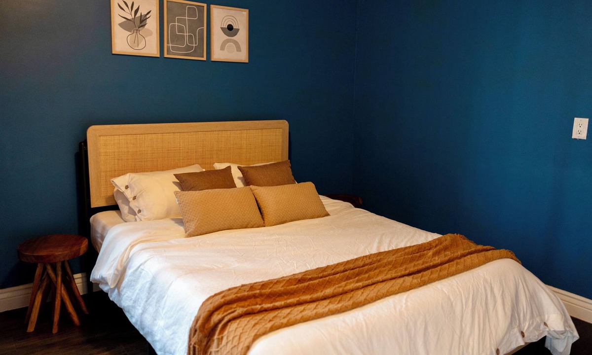 Silver Lake House | Charming bungalow with WiFi and AC in beautiful Silver Lake!