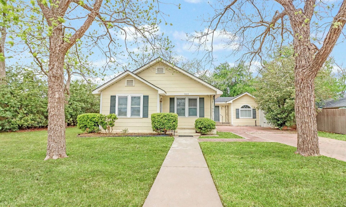 Elgin House | Charming Bungalow Walkable to Main St | King Suite, Yard, Workspace